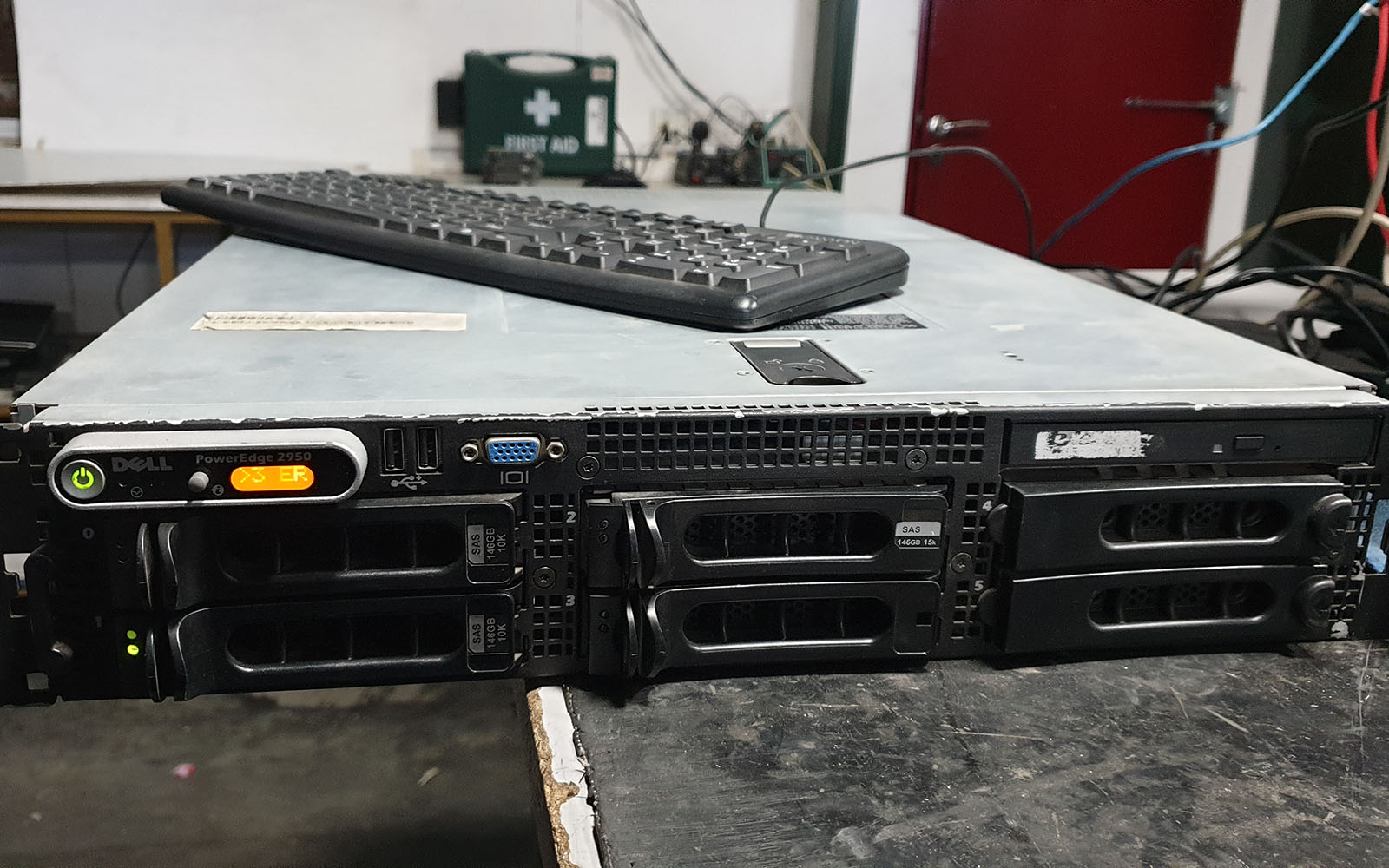 Server Dell PowerEdge 2950 Rack Used A 8Gb Memory  320Gb SAS HD Graphics